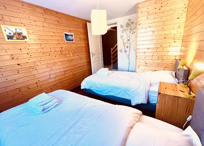 Chalet Adorable Little *